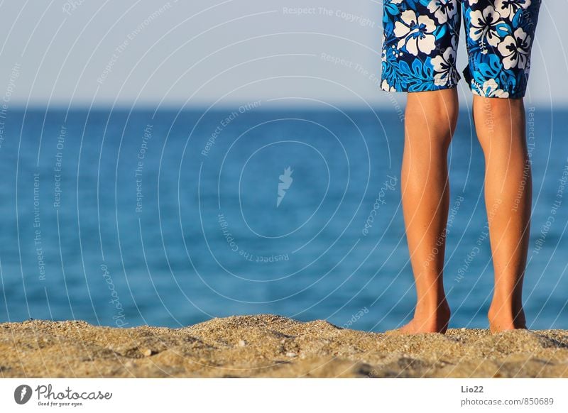 Jungenbeine am Strand Körper Ferien & Urlaub & Reisen Sommer Meer Kind Mensch Beine Fuß 1 8-13 Jahre Kindheit Natur Landschaft Sand Horizont Schönes Wetter