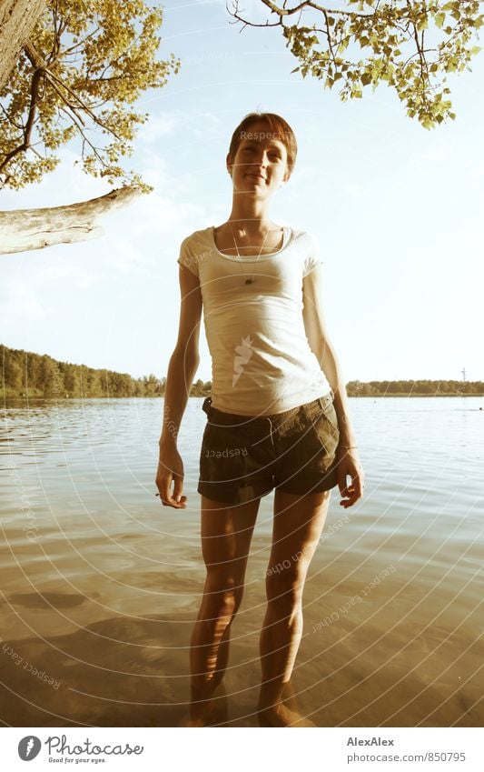 Das Wasser ist warm! Ausflug Abenteuer Sommer Junge Frau Jugendliche Körper 18-30 Jahre Erwachsene Landschaft Seeufer T-Shirt Sommerkleid brünett langhaarig
