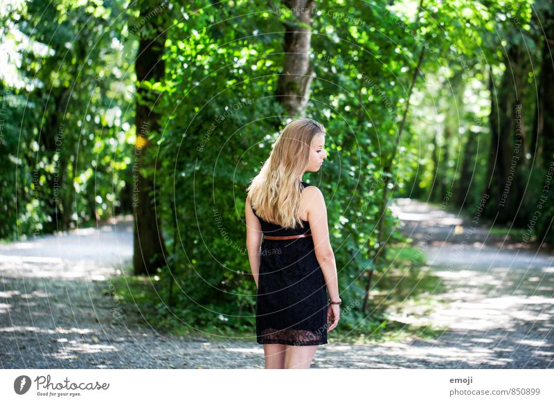 <> feminin Junge Frau Jugendliche 1 Mensch 18-30 Jahre Erwachsene Umwelt Natur Landschaft Sommer Schönes Wetter Wald natürlich grün Wege & Pfade Wegbiegung