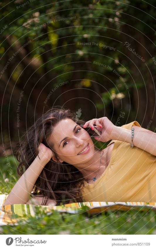 Porträt einer schönen jungen Frau, die am Telefon spricht. Lifestyle Erholung Telekommunikation sprechen Handy Erwachsene Jugendliche 1 Mensch 18-30 Jahre Natur