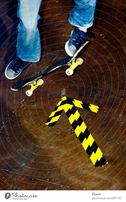 arrow - ollie 4c II Halfpipe gestreift Muster Holz Sport Skateboarding Stil lässig gelb Trick kleben Richtung Himmelsrichtung Schuhe springen hüpfen Aktion