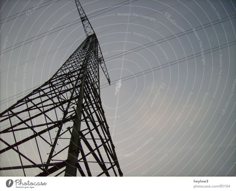 Es war einmal.. Elektrizität Flugzeug Kondensstreifen Hochspannungsleitung Stromverbrauch Spannung Stromausfall Energiewirtschaft Draht Himmel Leitung Ecke