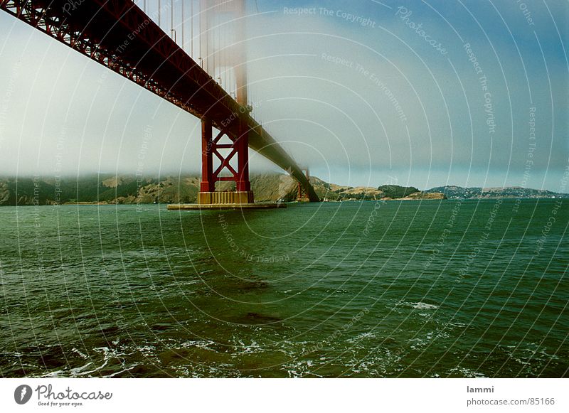 übers Wasser Golden Gate Bridge Meer rot verbinden Horizont Nebel Ferien & Urlaub & Reisen Brückenpfeiler San Francisco Verkehr hoch Leben Tod an der Küste