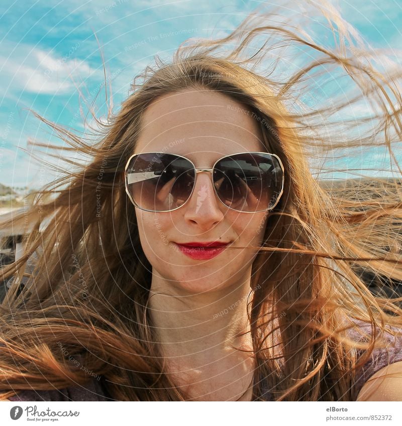 Cabrioselfie Mensch feminin Junge Frau Jugendliche Erwachsene Kopf Haare & Frisuren 1 18-30 Jahre Himmel Schönes Wetter PKW Sonnenbrille brünett langhaarig