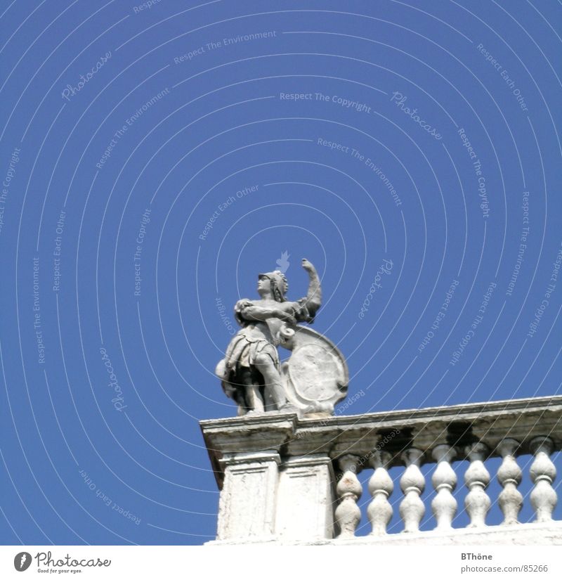 Triumpf Verona Italien weiß Krieger Statue Körperhaltung Balkon glänzend Herrlichkeit hoch elegant Schwung Erfolg Kraft Blauer Himmel Swing Kunst Kultur Rom