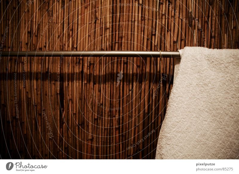sauber Handtuch Angsthase Stab weich dezent lässig beweglich kuschlig Reinigen trocknen Bad Textilien Sauberkeit aufräumen aufhängen resignieren Einfamilienhaus