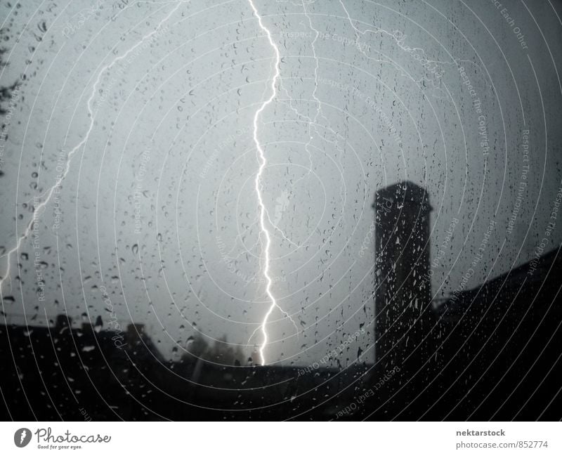 Ungewitter mit Blitzen Sommer schlechtes Wetter Sturm Regen Gewitter Stadt springen Kraft Feldrand window lightning weather thunder house thunderstorm glass