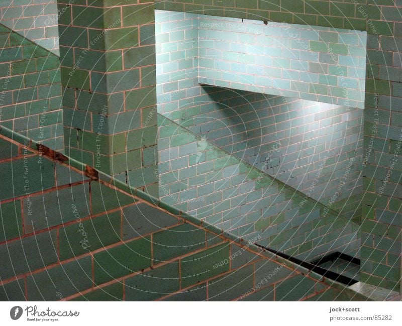 Auf und Ab Bahnhof Bauwerk Wand Treppe Säule U-Bahn historisch Originalität unten grün Wege & Pfade diagonal unterirdisch Abstufung quer Fliesen u. Kacheln