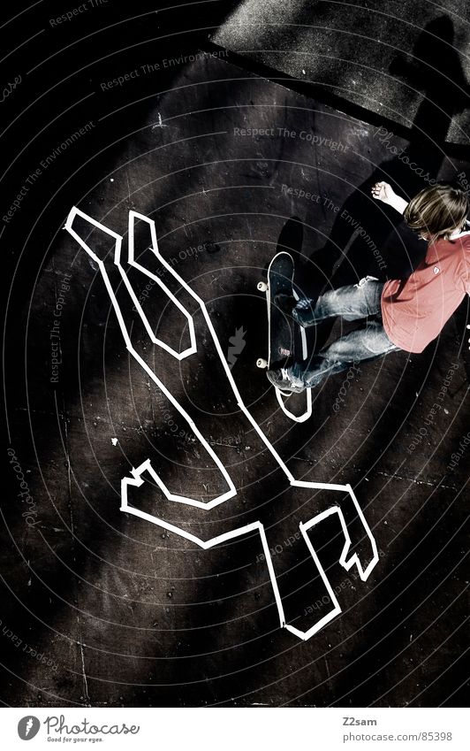 TATORT - MANUAL oben Fundstelle Halfpipe Tatort Tod gestreift Skateboarding Stil Rampe Holz umrandet lässig Trick springen Aktion Sport Heelflip fahren Funsport