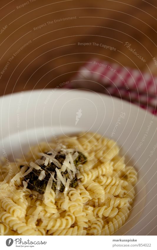 Pasta mit Pesto Lebensmittel Käse Kräuter & Gewürze Öl Parmesan Nudeln Ernährung Essen Geschirr Teller Gesundheit Gesunde Ernährung Fitness Wohlgefühl