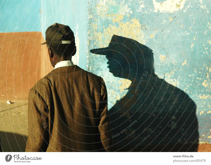 Doppelgänger beobachten verfolgen Kubaner Mütze Baseballmütze Wand Silhouette Schattenspiel Portier Schaffner Mauer verdunkeln Profil Umrisslinie