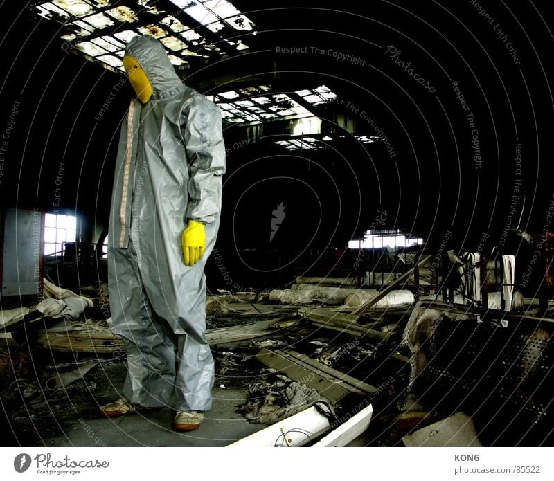 stehen gelassen grau-gelb Verfall Industriefotografie Handschuhe Anzug Arbeitsanzug Müll verfallen Einsamkeit Trauer Raum einzeln Lagerhalle Lagerhaus