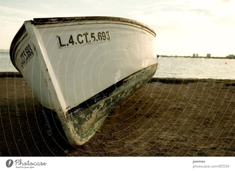 el barquito Wasserfahrzeug Meer Sommer Oberkörper Fischerboot Schatten resignieren Einsamkeit Sanieren Beschichtung Farbschicht Abend Strand Küste Sonne Himmel