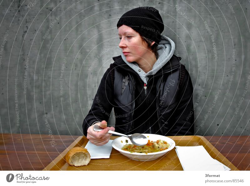 mensa Ekel Studium Student Tisch Teller Esslöffel Suppenteller Tablett Frau Mütze Weste Kapuze kalt unaufmerksam grau Wand lecker Besucher Speisesaal herzlos