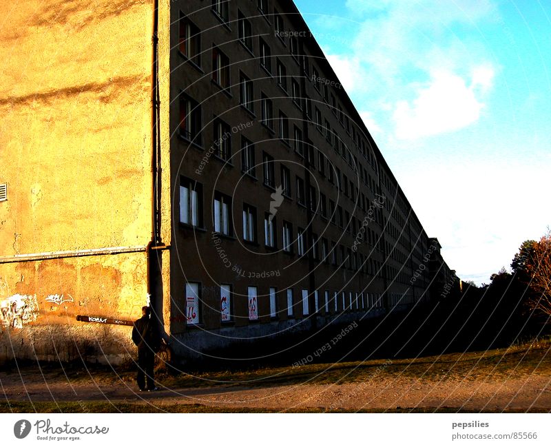 Koloss von Prora Rügen Betonklotz Wand Mauer kaputt Architektur historisch verfallen einsamer Mensch Baustelle Himmel