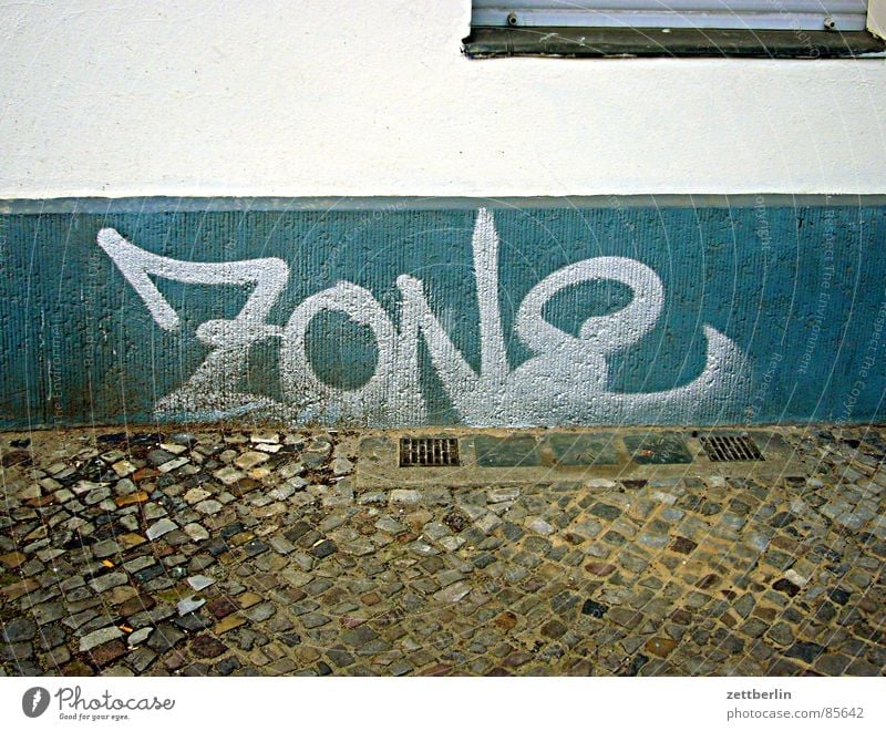 ZONE Zone Tagger Justizvollzugsanstalt Wand Keller Kellerfenster Haus DDR Deutschland Sowjetische Besatzungszone Straßenbelag Züchtigung Bürgersteig Farbdose