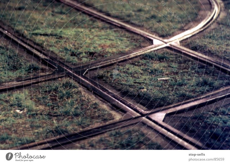 Treffpunkt Schnittstelle kreuzen gehen Gras Gleise Straßenbahn Muster Rechteck Geometrie Richtung Verschiedenheit begegnen Biegung zusammenstoßen Parallelogramm