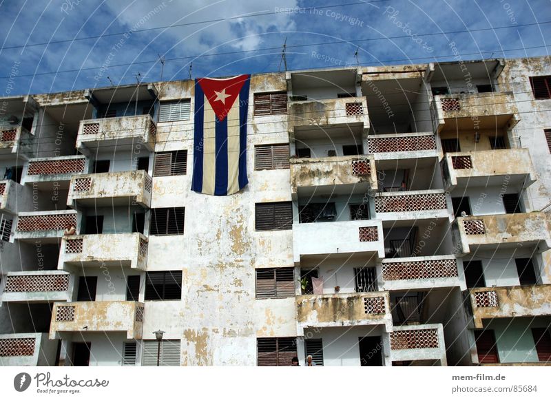 cuban pride Kuba Havanna Hochhaus Haus Gebäude Fahne Himmel Stadt Raum grün Dritte Welt verfallen Vergänglichkeit castro che guevara flag building sky rooms
