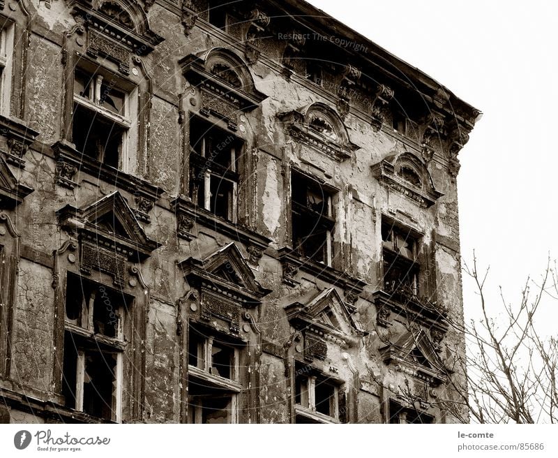 vergangen Haus verfallen ausgebrannt alt Berlin unsaniert schäbig Einsamkeit