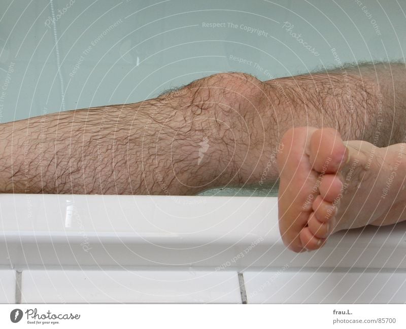Bein Badewanne Zehen verschrumpelt Mann Menschenaffen abgelegen Physik feucht nass Knie Erholung unrasiert Freizeit & Hobby Freude Schwimmen & Baden Beine