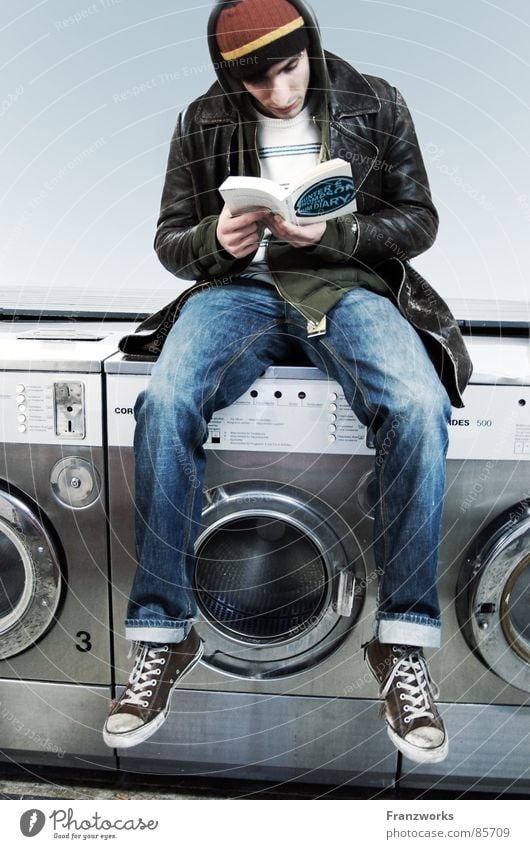 Philosophic Vibrations Waschmaschine Chucks lesen Buch Mütze untergehen lässig Trommel Waschmittel Wäsche Waschsalon Sauberkeit baumeln Jugendliche