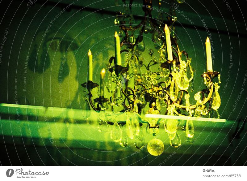 Edles Gehänge Kronleuchter Leuchter grün Licht Kerze Schaufenster Fenster Nacht Ladengeschäft glänzend Schatten Glühbirne blitzen Lomografie Kristallstrukturen