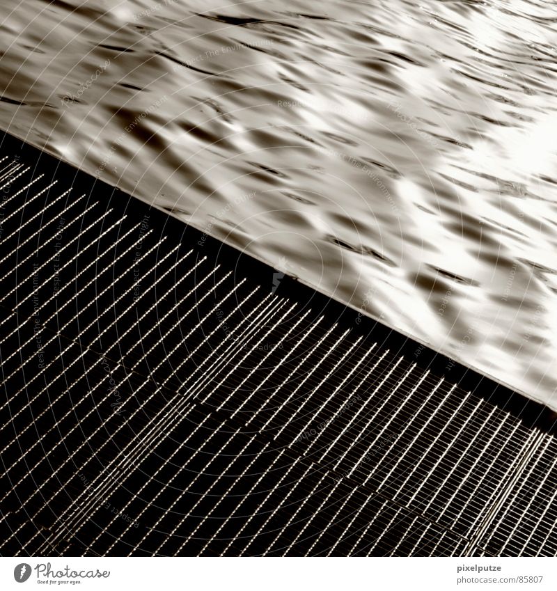 abfluss || blitzen penibel Neckar untergehen Absturz Wellen Flüssigkeit nass feucht Steg Quadrat grau schwarz harmonisch ankern Stuttgart Abfluss Bach