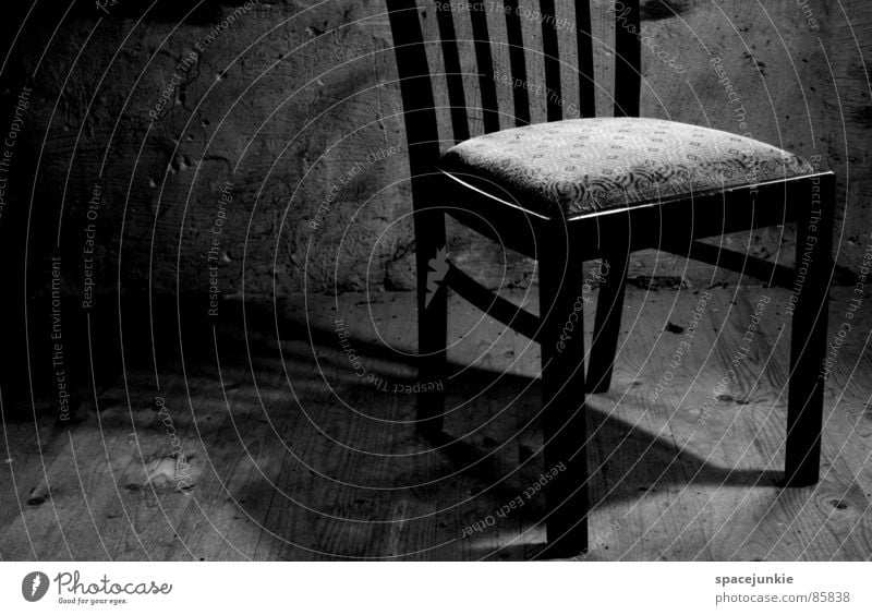 Einsam Dachboden Mauer rustikal Einsamkeit kalt Muster verdunkeln ländlich Trauer Verzweiflung Stuhl Schatten Flur Schwarzweißfoto Beleuchtung Bodenbelag
