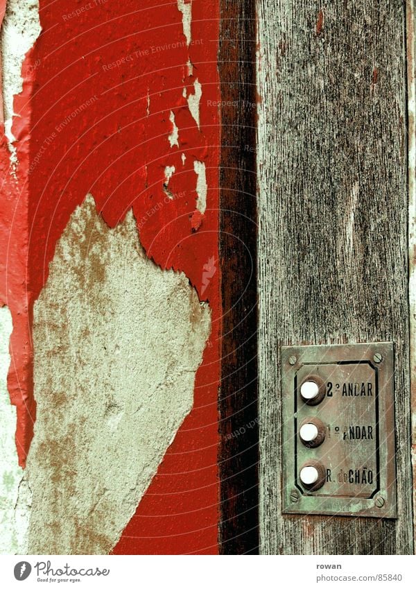 drrrrring! Namensschild Holz grau Wand dreckig rot abblättern Knöpfe Verfall vernachlässigen Trauer desolat schäbig Anstrich rustikal Glocke verrotten Eingang