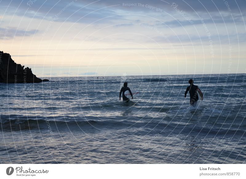 und los... maskulin 2 Mensch 18-30 Jahre Jugendliche Erwachsene Wasser Himmel Sommer Wellen Küste Meer Surfer Surfbrett Surfen Neoprenanzug laufen Sport frei