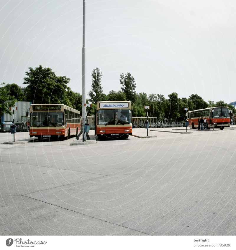 bus stop Bushaltestelle Teer Asphalt Fahrzeug fahren unterwegs Süden mediterran Heimweh Fernweh Einsamkeit Stadt verloren Bahnhof mediterranean homesick  blues
