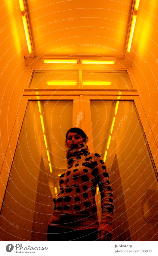 Pose in SCI-FI Rio de Janeiro Licht gelb Körperhaltung Frau Strahlung Stil Design Lichteinfall Neonlicht Eigelb Bekleidung casual woman Scheinwerfer Glas