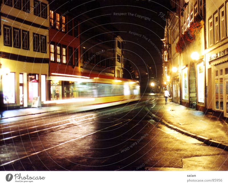 Stadtimpressionen Straßenbahn Nacht Licht Eindruck Langzeitbelichtung Fluchtpunkt Haus Laterne Verkehrswege Farbe