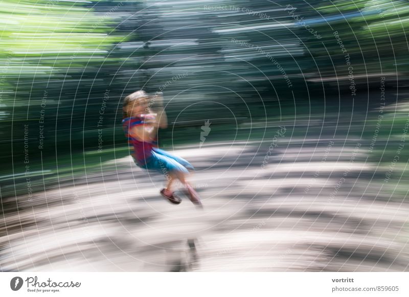 Spielrausch Freizeit & Hobby Spielen Mensch feminin Mädchen 1 8-13 Jahre Kind Kindheit Bewegung drehen fahren hängen schaukeln Freude Abenteuer Spielplatz Wald