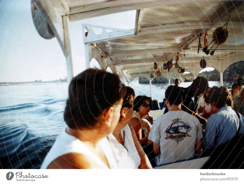 Boot auf dem Nil Ferien & Urlaub & Reisen Ägypten Bootsfahrt Tourist Physik Afrika Wellen Sommer Ferne Menschengruppe Fluss Bach Wasser exotisch Wärme blau