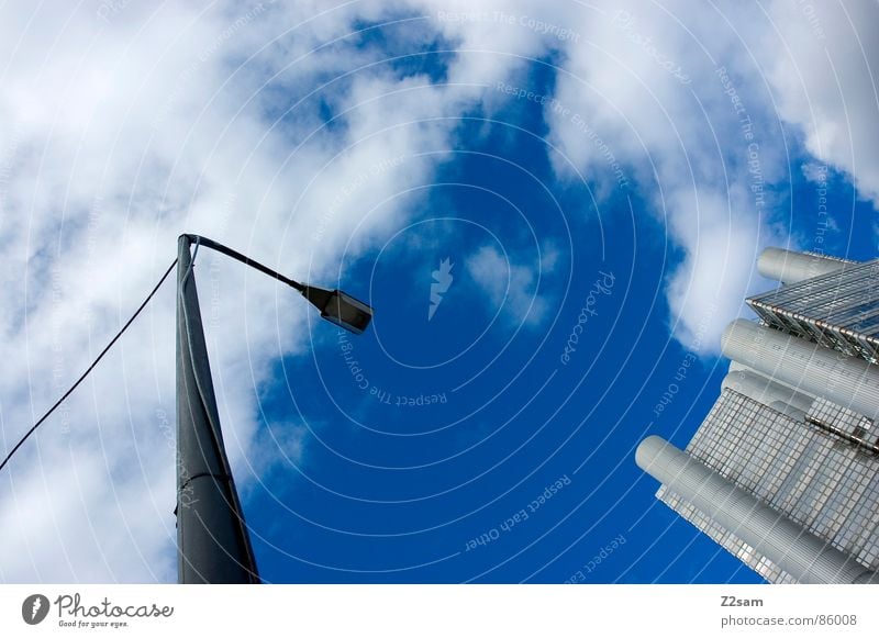 gegenüberstellung Gegenüberstellung links rechts Laterne Richtung Himmelsrichtung Wolken Gebäude Haus Hochhaus Futurismus Stil modern Gesprächspartner zeigen