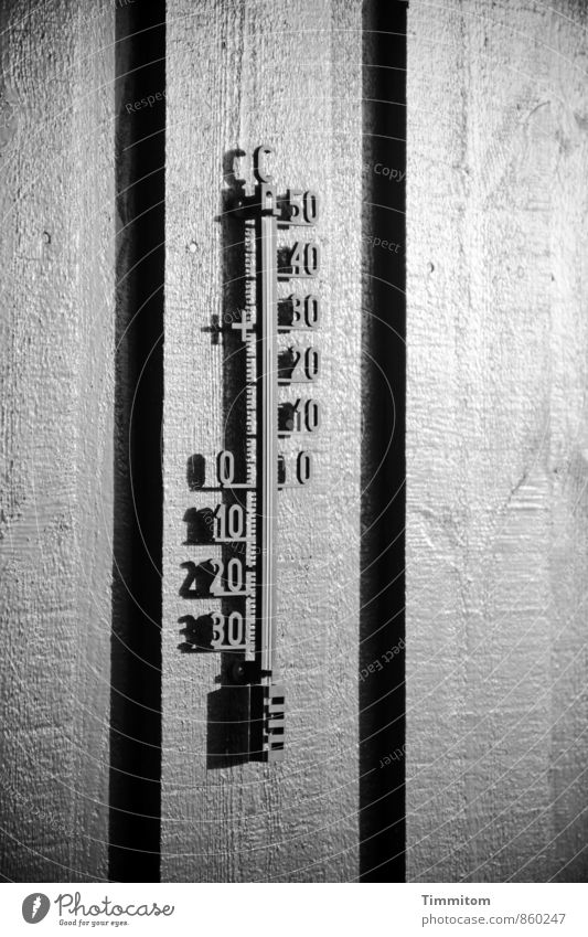 26° in der Sonne. Ferien & Urlaub & Reisen Thermometer Dänemark Ferienhaus Mauer Wand Schatten Linie Schwarzweißfoto Holz Ziffern & Zahlen ästhetisch dunkel