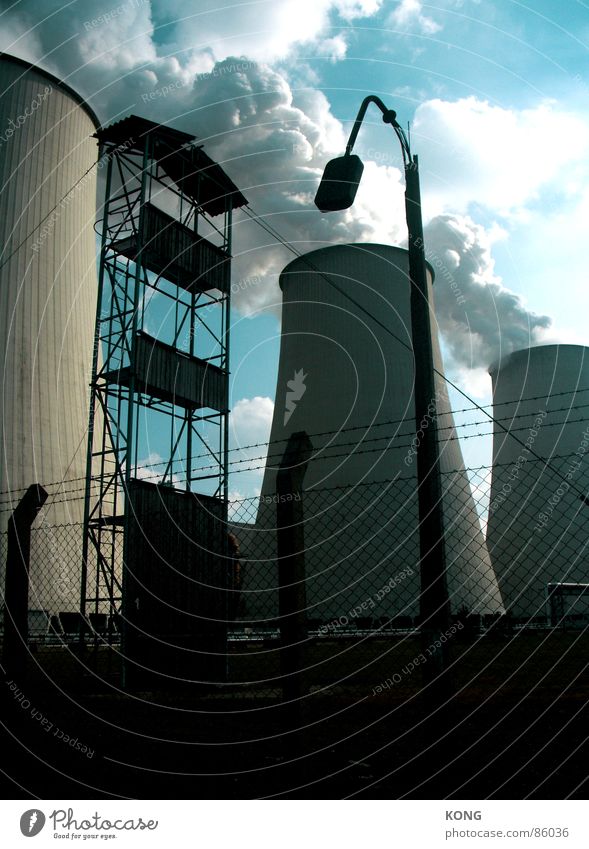 broke Jänschwalde übersättigt Industriefotografie Braunkohle Straßenbeleuchtung Zaun Himmel Wolken Licht dunkel Industriebetrieb Smog coal Stromkraftwerke