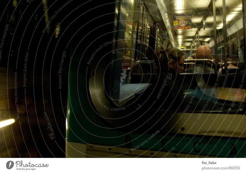 Unterwegs ruhig Licht fahren Paris Frankreich Tunnel Bahnfahren S-Bahn Geschwindigkeit Neonlicht U-Bahn schweigen Lied dunkel Jugendliche Mensch Bewegung