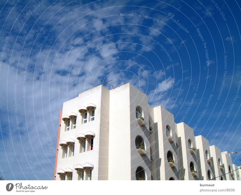 Haus in Casablanca Marokko Wolken Hochhaus Architektur Himmel blau