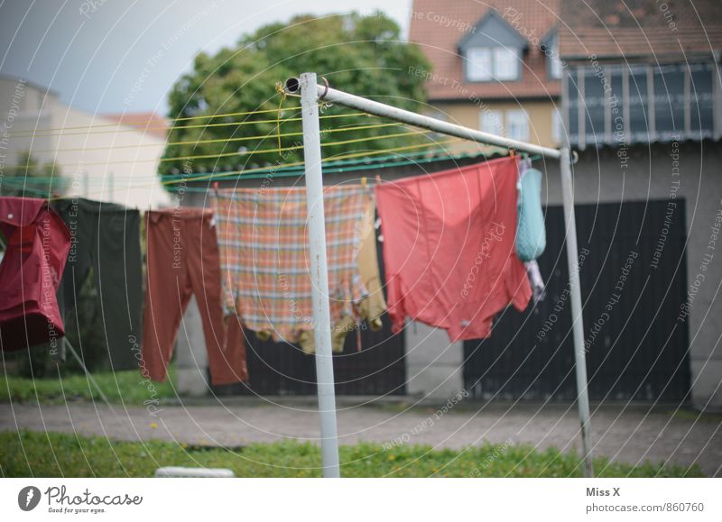Schmutzige Wäsche waschen Häusliches Leben Garten Bekleidung Hemd nass Sauberkeit trocken Reinlichkeit Wäscheleine Farbfoto Außenaufnahme Menschenleer