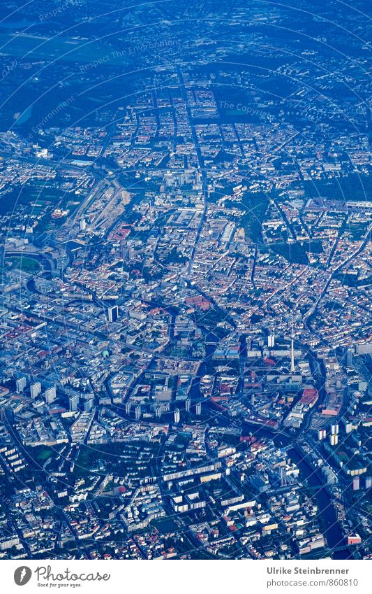 Kreuzweise | Längs Berlin Berliner Fernsehturm Berlin-Mitte Deutschland Hauptstadt Stadtzentrum Wahrzeichen Verkehr Straße Wege & Pfade Luftverkehr entdecken