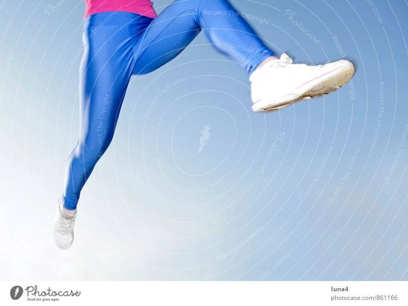 Joggen Sport Leichtathletik Sportler feminin Junge Frau Jugendliche Erwachsene Beine 1 Mensch 18-30 Jahre Himmel rennen Fitness springen sportlich blau Ausdauer