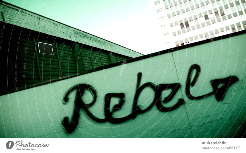 Rebel III gesprüht Rüti Meuterei schwarz groß rebellieren Außenaufnahme Schweiz Krieg Hölle Teufel Richtung Spray grün Mauer Rebell Kämpfer Politik & Staat