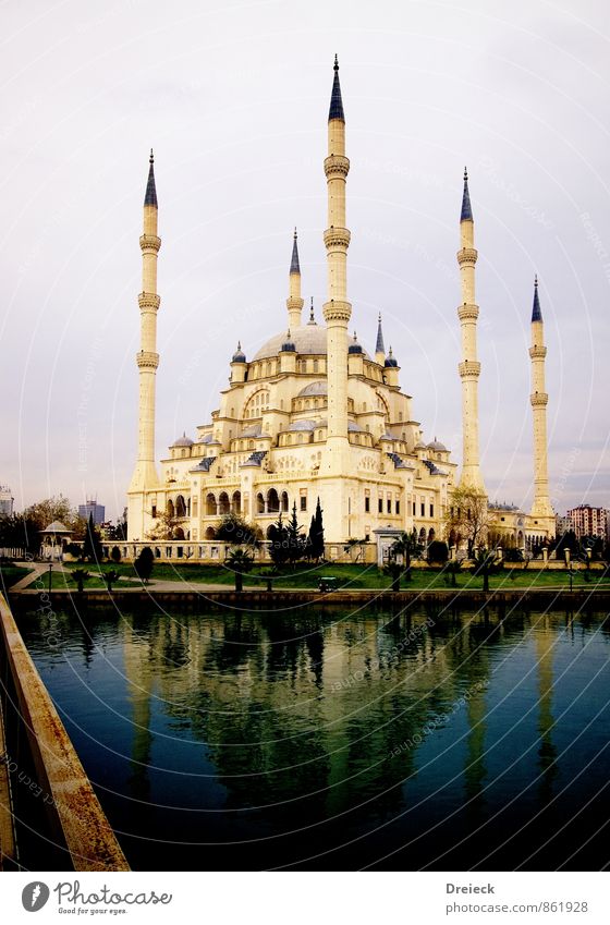 Moschee Architektur Kultur Wasser Stadt Bauwerk Gebäude Minarett Kuppeldach Turm Stein gigantisch groß blau weiß Religion & Glaube Gebet Farbfoto Außenaufnahme