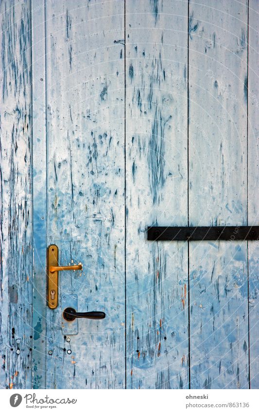 Eingang Tür Türöffner Türschloss Holz blau Häusliches Leben alt Farbfoto Außenaufnahme Muster Strukturen & Formen Textfreiraum oben Textfreiraum Mitte Tag