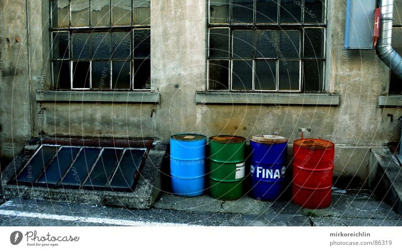 Giftmüll Fass fatal Müll Müllbehälter grün hell-blau rot Fenster gefährlich Fabrik Produkt 4 Schrott Smog Müllentsorgung entsorgen Gewerbe Giftgas Industrie