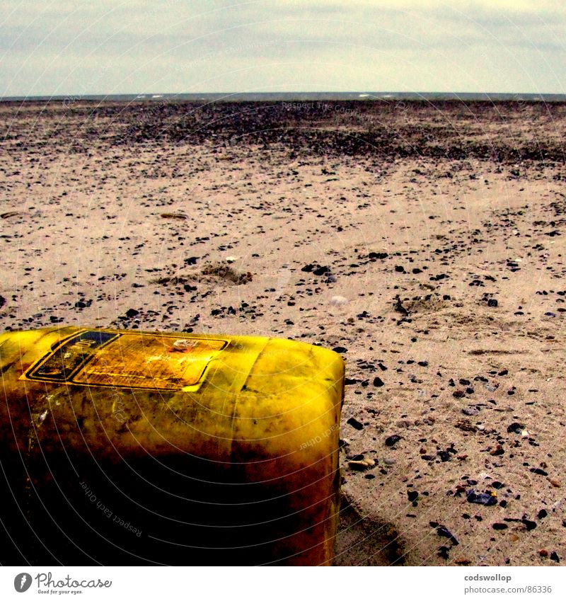 ätzbadstrand Strand Umwelt Sand Horizont Klimawandel Küste gelb Endzeitstimmung Moral Umweltverschmutzung Vergänglichkeit achtlos künstlich Eimer Abnutzung