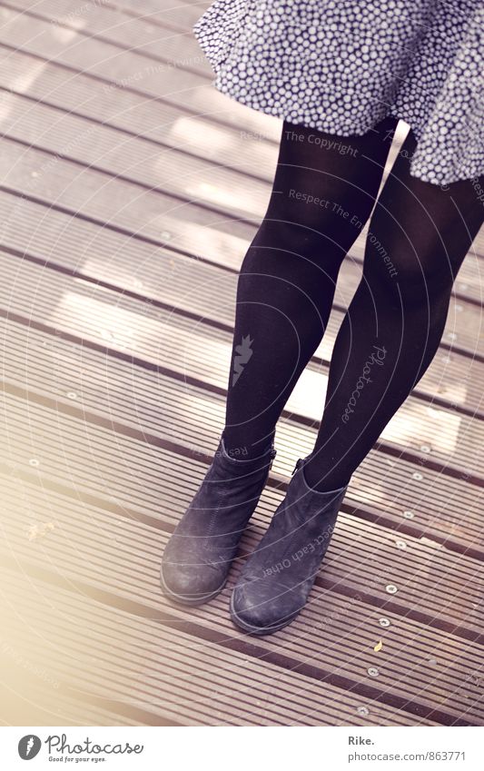 Stehen bleiben. Lifestyle Mensch feminin Junge Frau Jugendliche Erwachsene Beine 1 18-30 Jahre Herbst Mode Bekleidung Rock Kleid Schuhe Stiefel Holz stehen