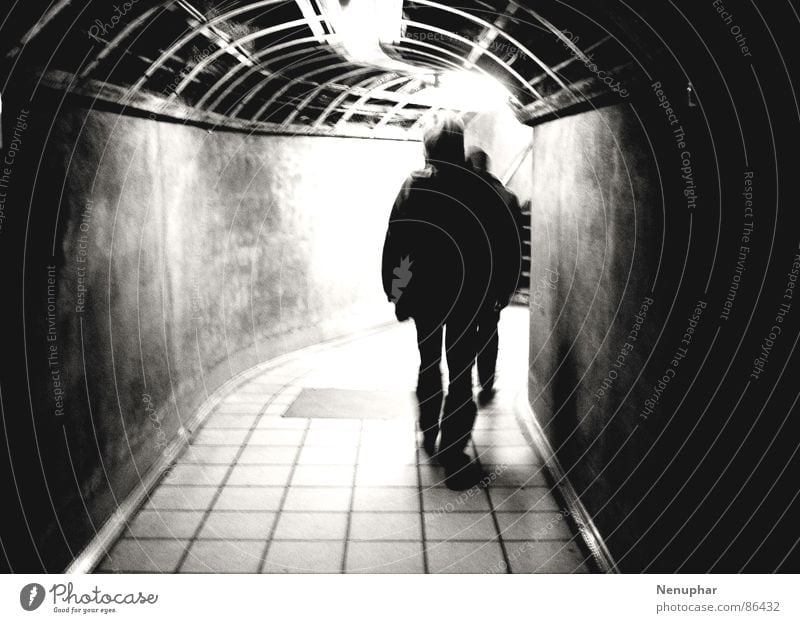 Leaving Tunnel Untergrund Blick nach unten dunkel Eingang U-Bahn Überraschung Erwartung unterirdisch Fußgängerunterführung verfolgen verfallen Schwarzweißfoto